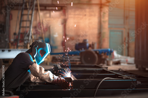 Konstfotografi Welder in a car workshop welds a truck frame