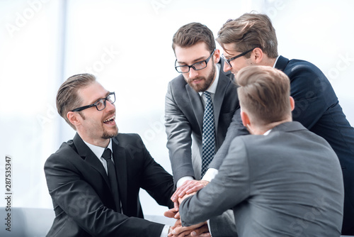 Valokuva business partners gesture show their unanimity