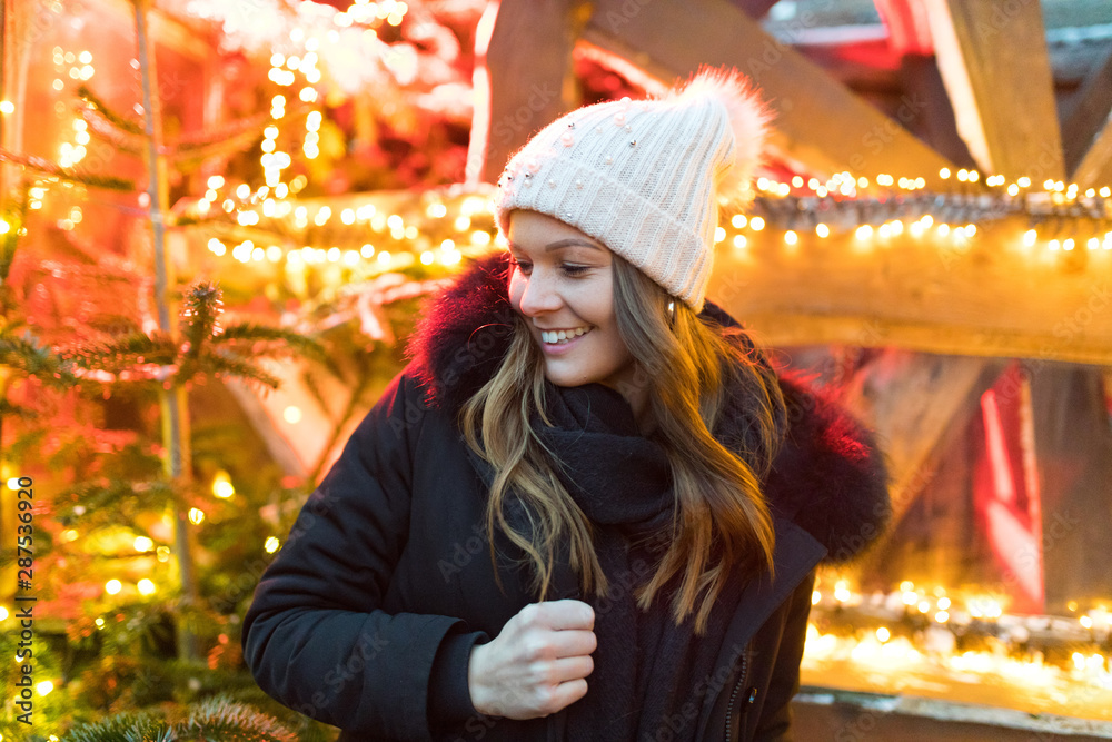 Fototapeta premium Junge Frau auf dem Weihnachtsmarkt
