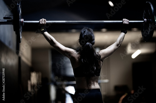 фотографія girl weightlifting