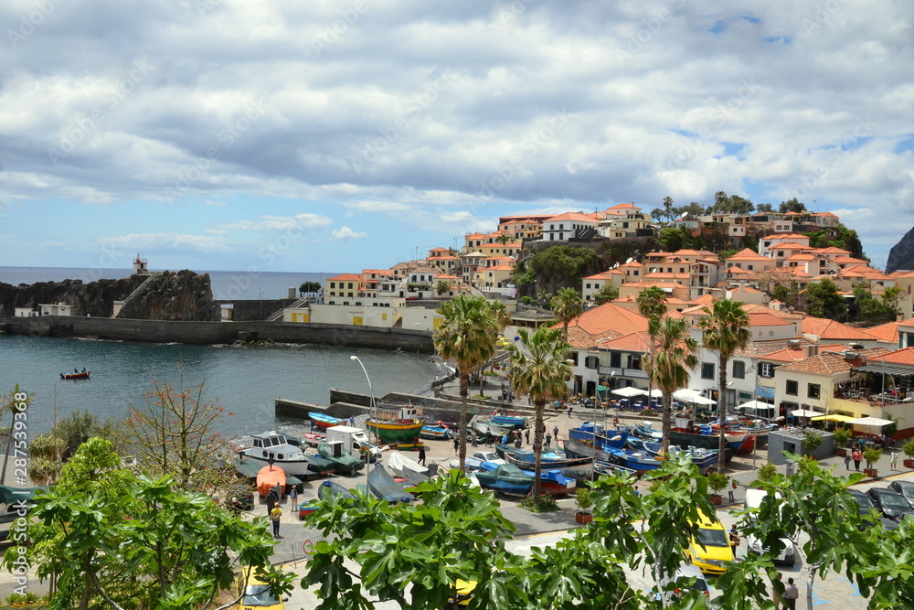 Madère, à l'ouest de Funchal le petit port de Camera de Lobos est blottit entre mer et rochers, il a été immortalisé par Wiston Churhill.