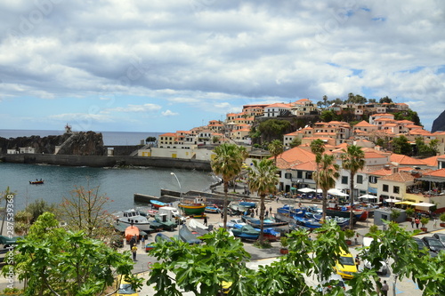Madère, à l'ouest de Funchal le petit port de Camera de Lobos est blottit entre mer et rochers, il a été immortalisé par Wiston Churhill.