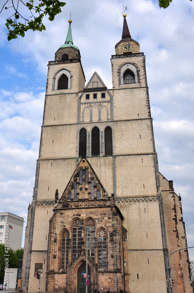 Romanische St. Johannis Kirche vor strahlend blauem Himmel