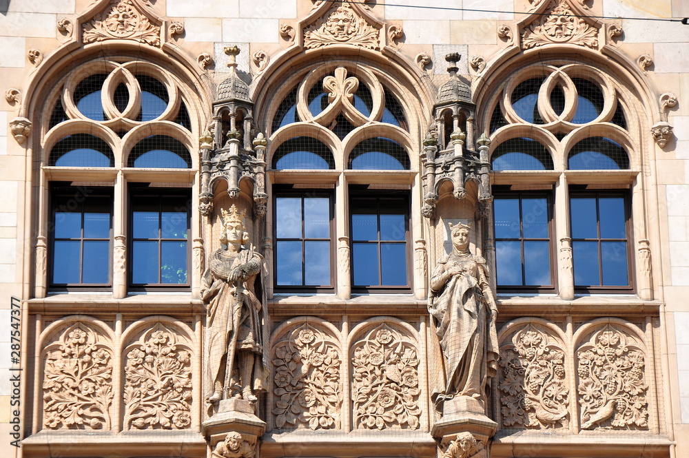 Historische Fassade des Justizzentums mit Skulpturen