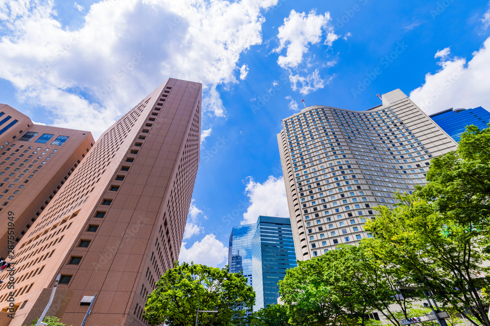 新緑の西新宿 高層ビル街の風景