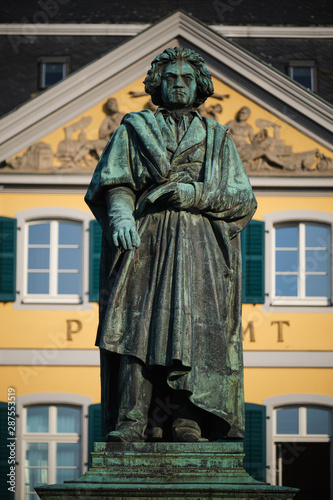 Image old post office and Beethoven statue in Bonn © Wolfgang Zwanzger