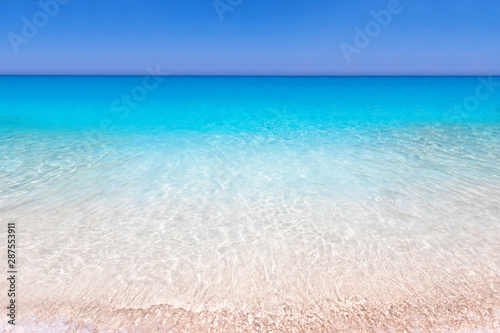 Das t  rkisblaue Meer der Ionischen Inseln in Griechenland als Hintergrund