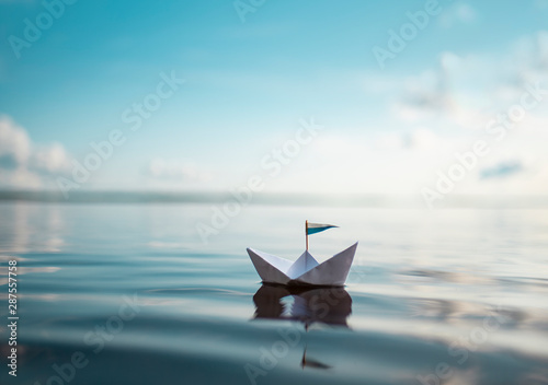 Papierschiff auf ruhiger See