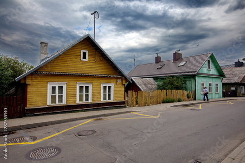 Fototapeta Naklejka Na Ścianę i Meble -  Historische Holzhäuser in Vilnius in Littauen