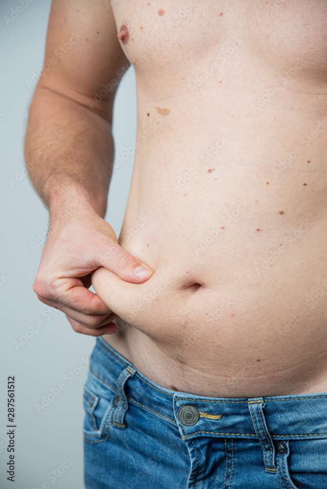 Naklejka premium Mann hebt seinen Bauch