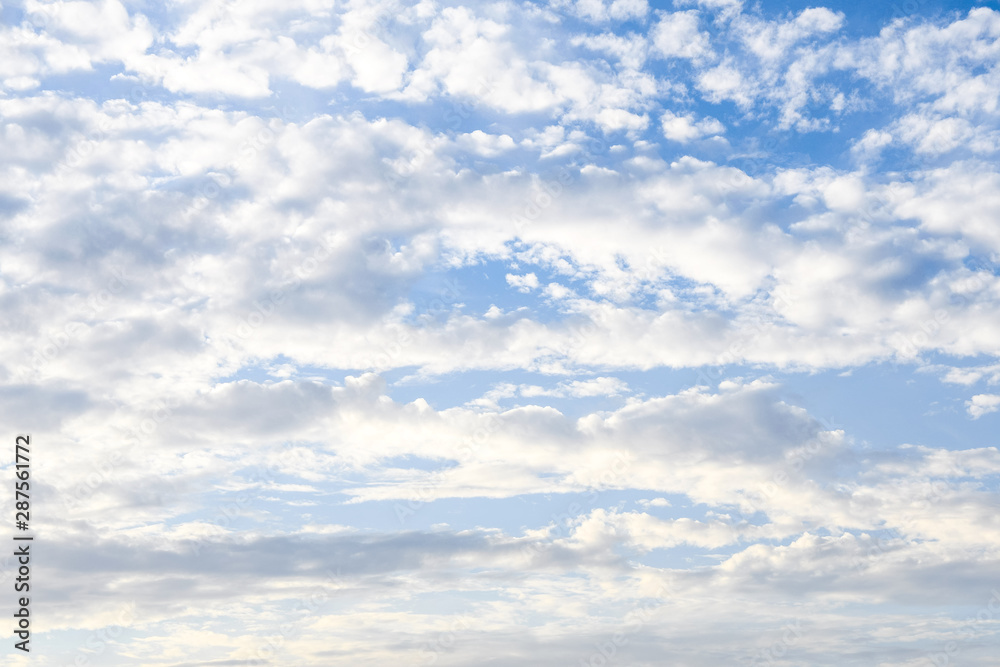 Naklejka premium spectacular blue sky with many clouds on the coast