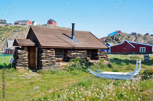 Torfhaus im Freilichtmuseum in Sisimiut, Grönland photo