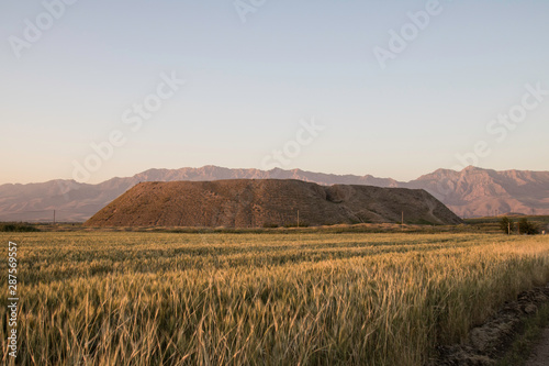 Foto Iraq Kurdistan landscape view of Zagros and ancient mound