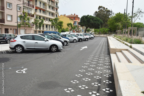 Fototapeta Naklejka Na Ścianę i Meble -  Parking de la promenade Torcatis, Perpignan,  Pyrénées-orientales, Catalogne, Occitanie