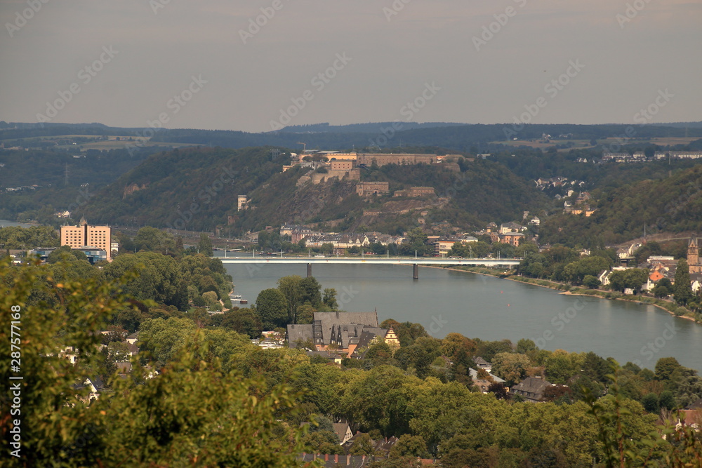 Ausblick vom Rittersturz bei Koblenz zur Festung Ehrenbreitstein