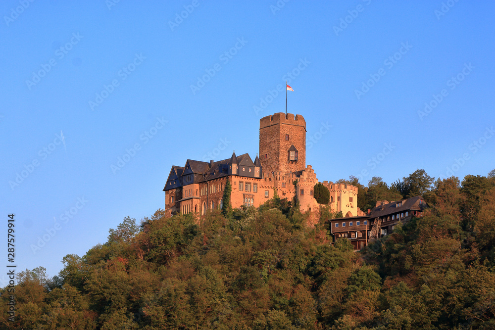 Burg Lahneck oberhalb von Lahnstein an der Lahnmündung in den Rhein