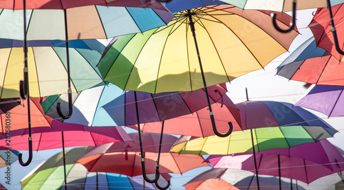 Fundo colorido com guarda-chuvas