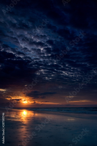 Mar, praia e nuvens ao amanhecer. Litoral de São Paulo, Brasil © Vernaglia