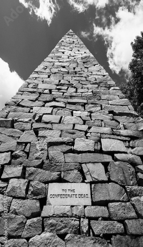 Φωτογραφία Monument to the Confederate War Dead at Hollywood Cemetery in Richmond, Virginia