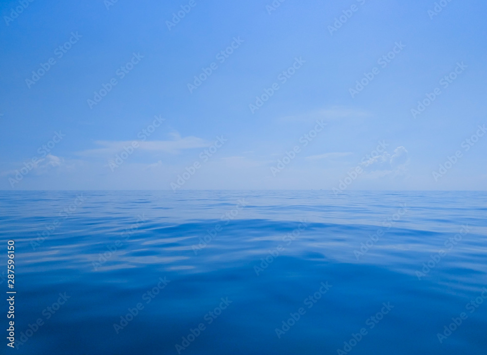 Obraz premium Deep blue sea and blue sky in the foggy day 