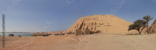 Panorama vom Tempel Abu Simbel mit blauem Himmel