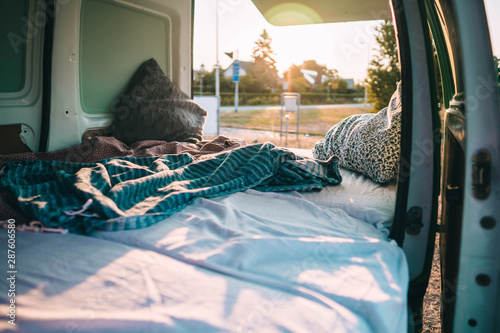 gemütlicher Campervan zum Sonnenaufgang