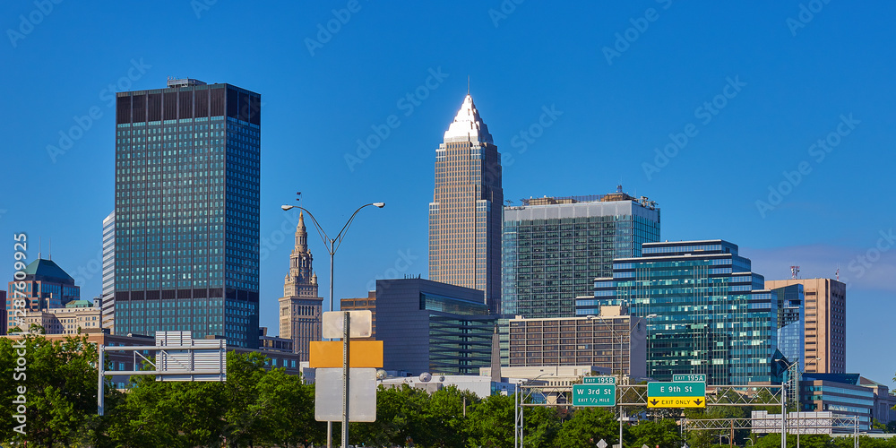 Fototapeta premium View of the Cleveland, Ohio skyline with the iconic Key Tower in the center