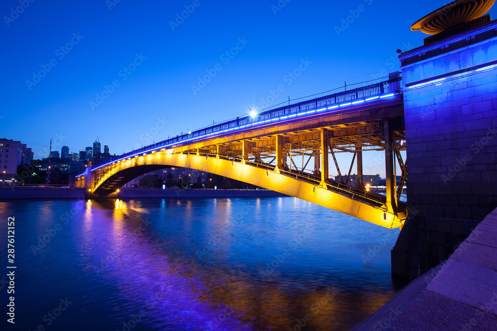 Obraz premium Night Moscow landscape with Smolensky Metro Bridge
