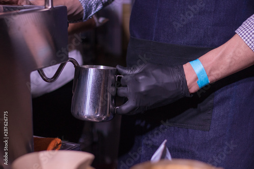 Bariasta preparando café en evento cafetero