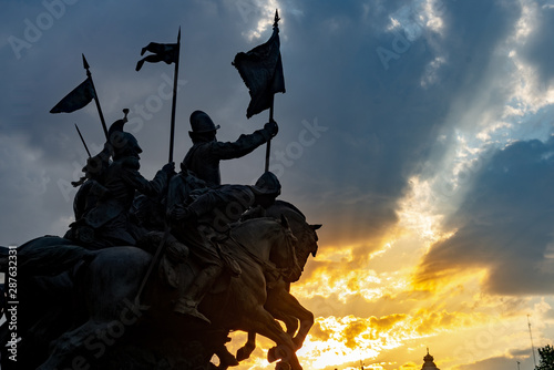 Canvastavla Fuente al atardecer con la Academia de Caballería de Valladolid