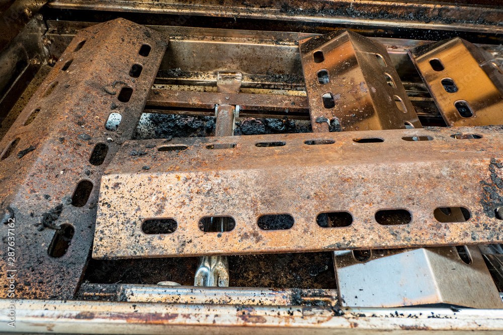 Fuel elements of a gas barbecue rusted and contaminated