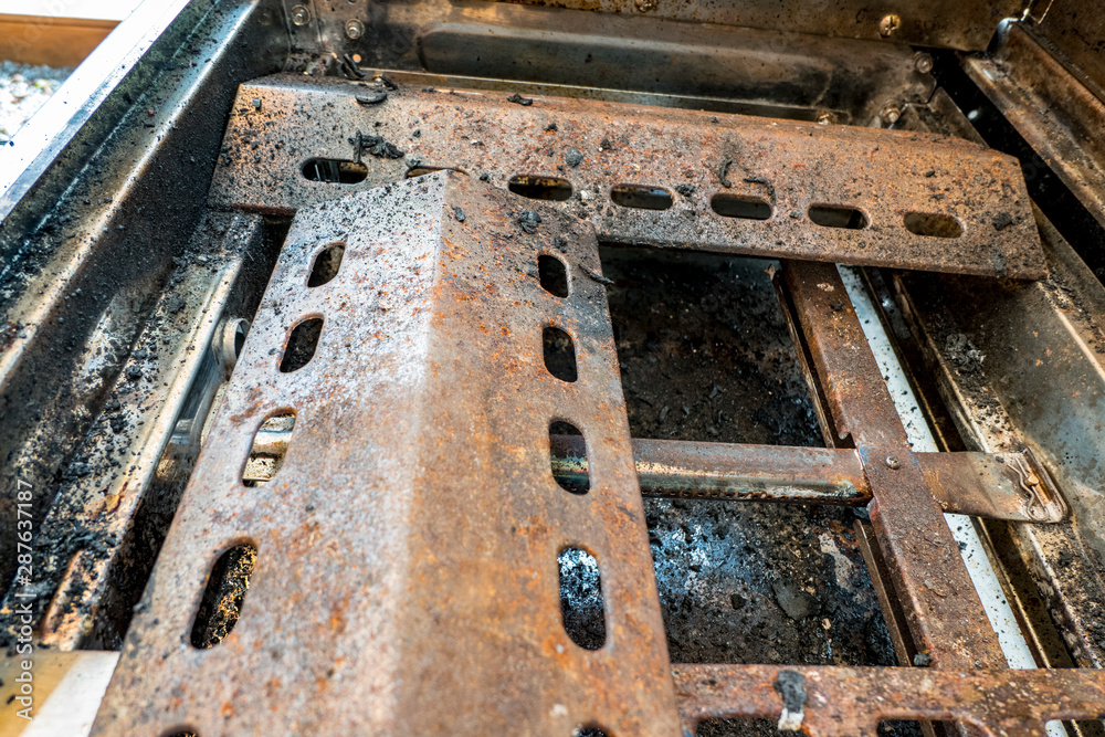 Fuel elements of a gas barbecue rusted and contaminated