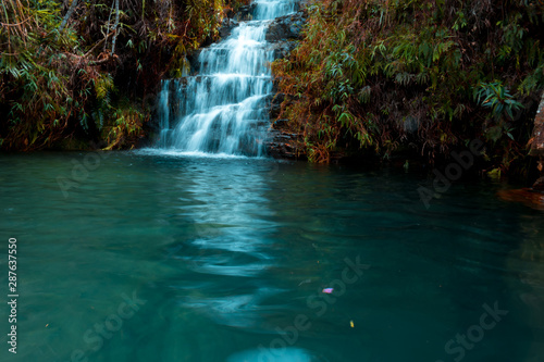 Fototapeta Naklejka Na Ścianę i Meble -  cascada con lago de agua de tonos verde