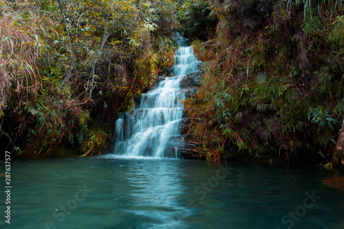 Fototapeta Naklejka Na Ścianę i Meble -  cascada con lago de agua de tonos verde