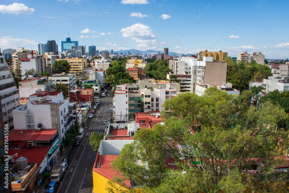 Vista panorámica desde las alturas de los edificios de la Ciudad de México con el Worl Trade Center al fondo, de día con cielo azul