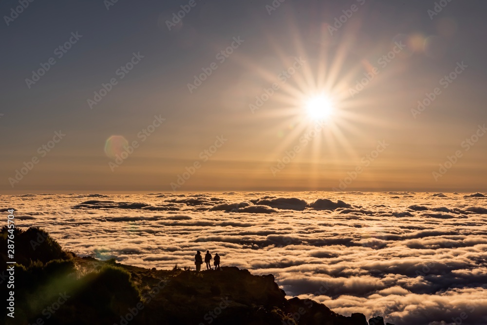 Sonnenaufgang über den Wolken auf dem Berggipfel