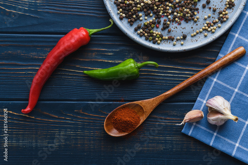 Fotografía Garlic pepper paprika on a wooden spoon and spices