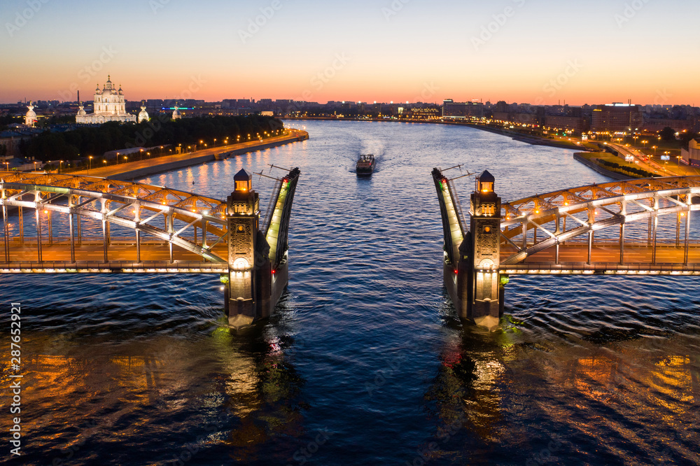 Obraz premium St. Petersburg, white nights, divorced spans Bolsheokhtinsky bridge. The main attraction of summer Petersburg.