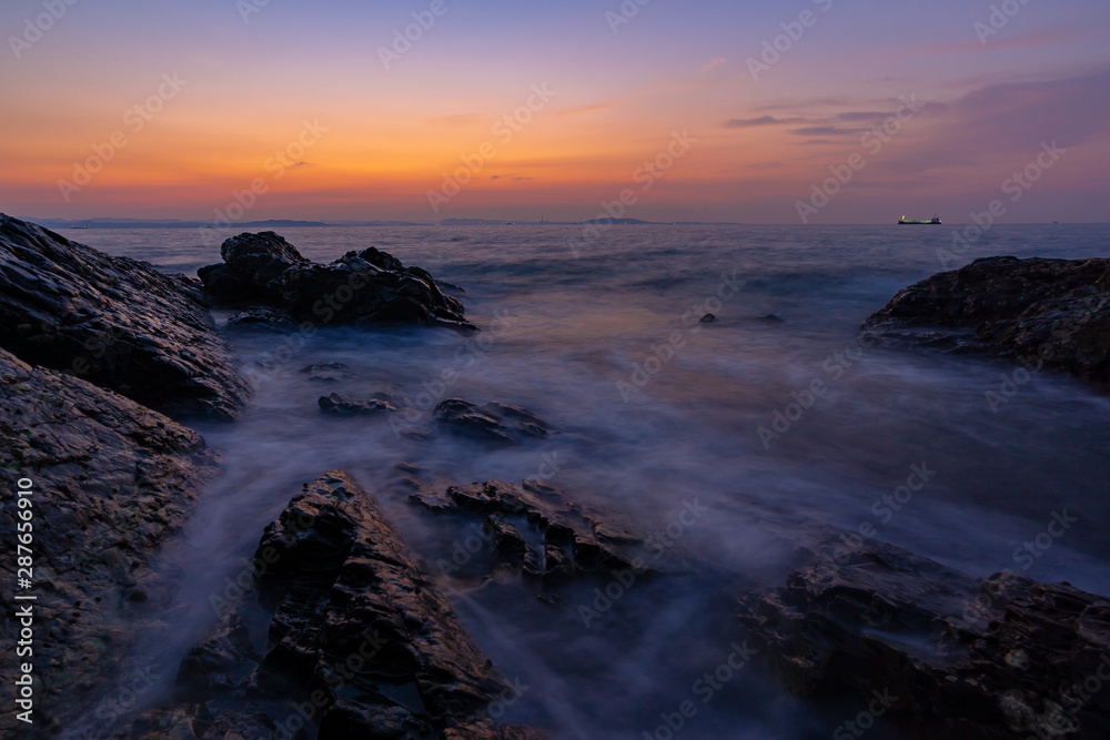 夜明け前の磯と寄せる波の影DSC2781