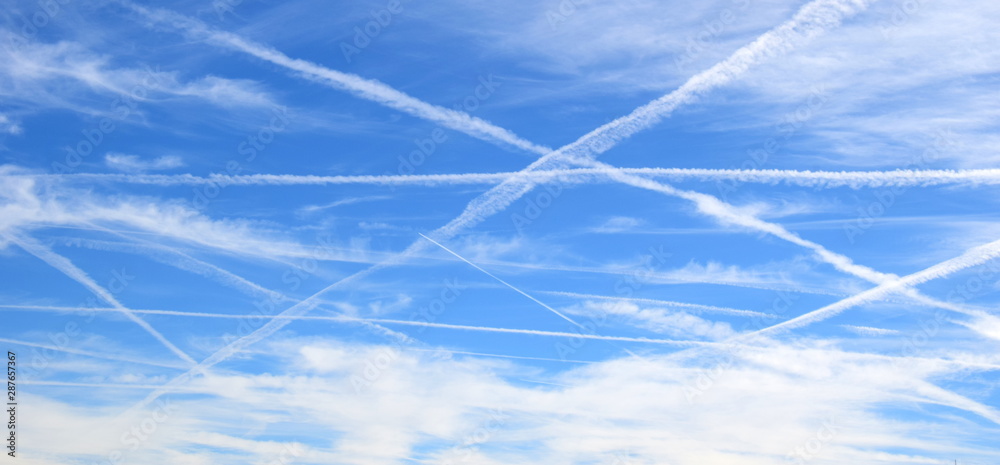 Kondensstreifen - Fluglinien - weiße Linien am blauen Himmel