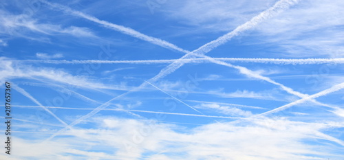 Kondensstreifen - Fluglinien - weiße Linien am blauen Himmel