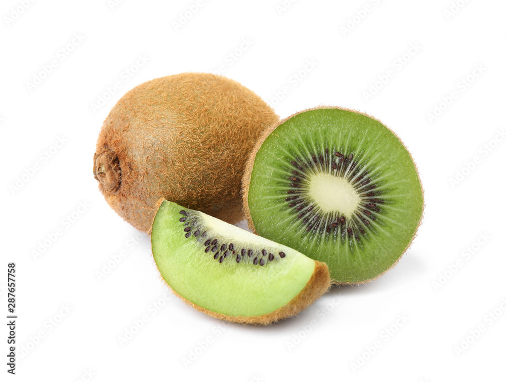Obraz premium Pokrojone i całe świeże kiwi na białym tle