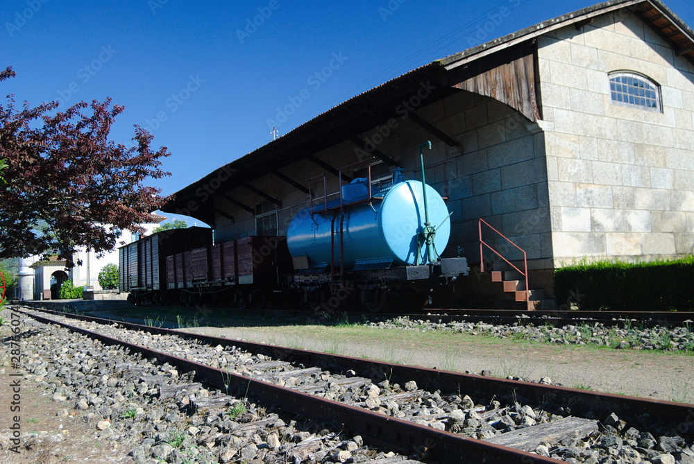 Vagões antigos esquecidos em estação de comboios desativada