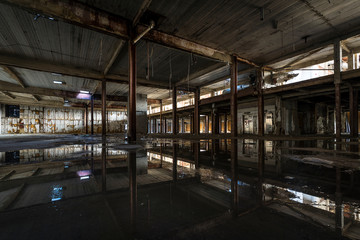 Wandcirkels Oude verlaten gebouwen Verlaten fabriekshal in Detroit Michigan  © Kenishirotie