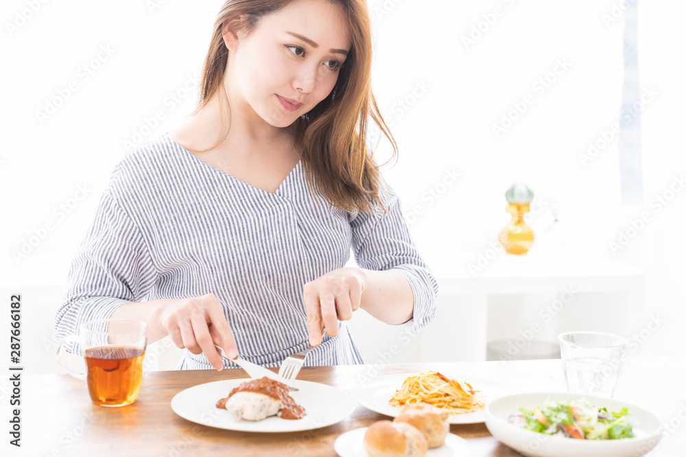 食事をする女性