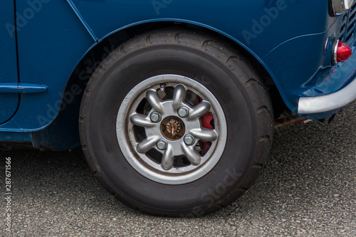  タイトル  車のホイール　old  Wheel of the car © norikko
