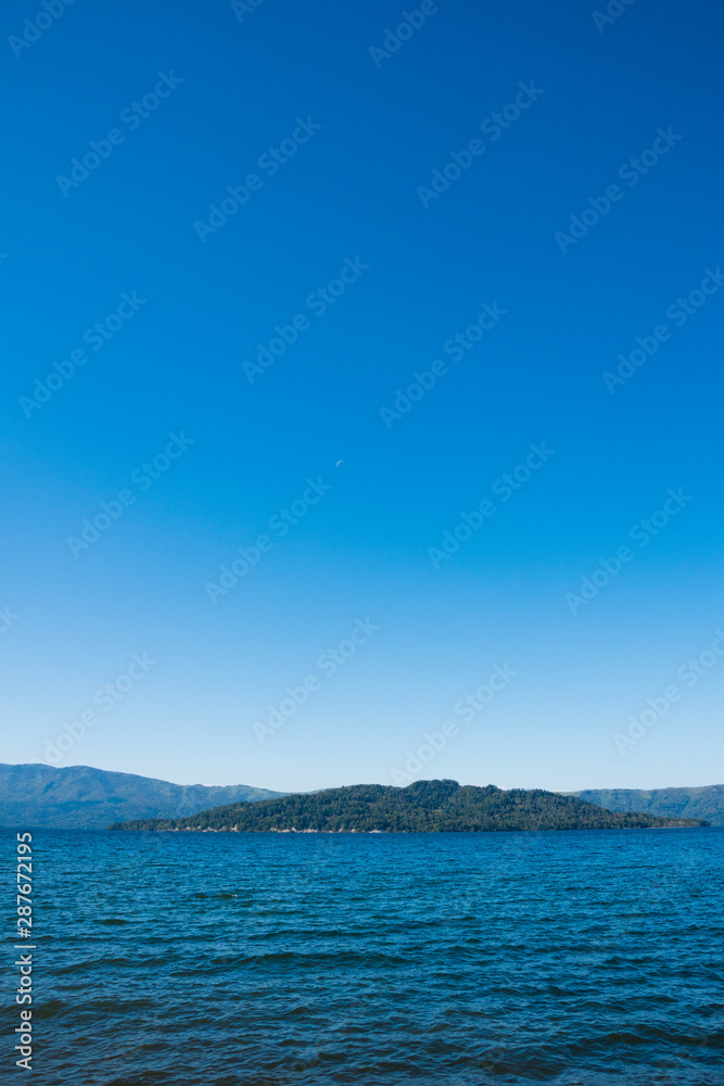 青い静かな湖と青空