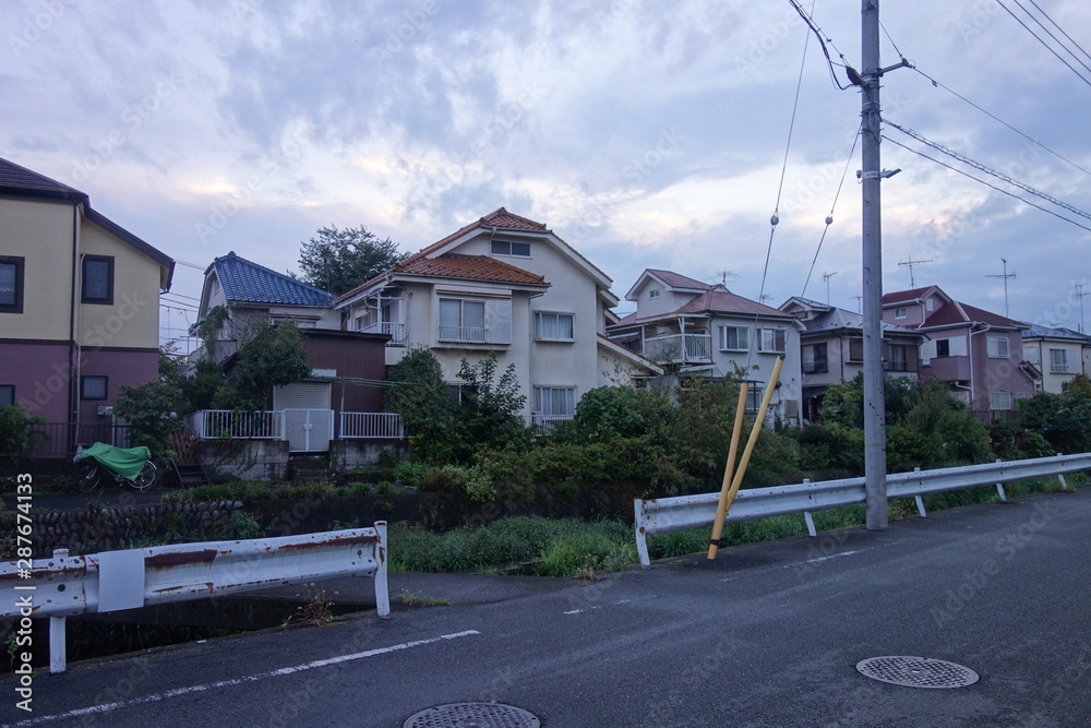 川沿いの日本の住宅街