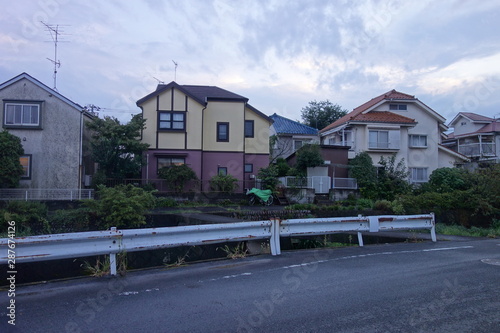 Fototapeta Naklejka Na Ścianę i Meble -  川沿いの日本の住宅街