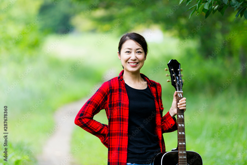 ギターを弾く女性 屋外 Stock 写真 Adobe Stock